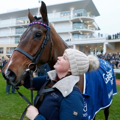 Groom shows love for racehorse